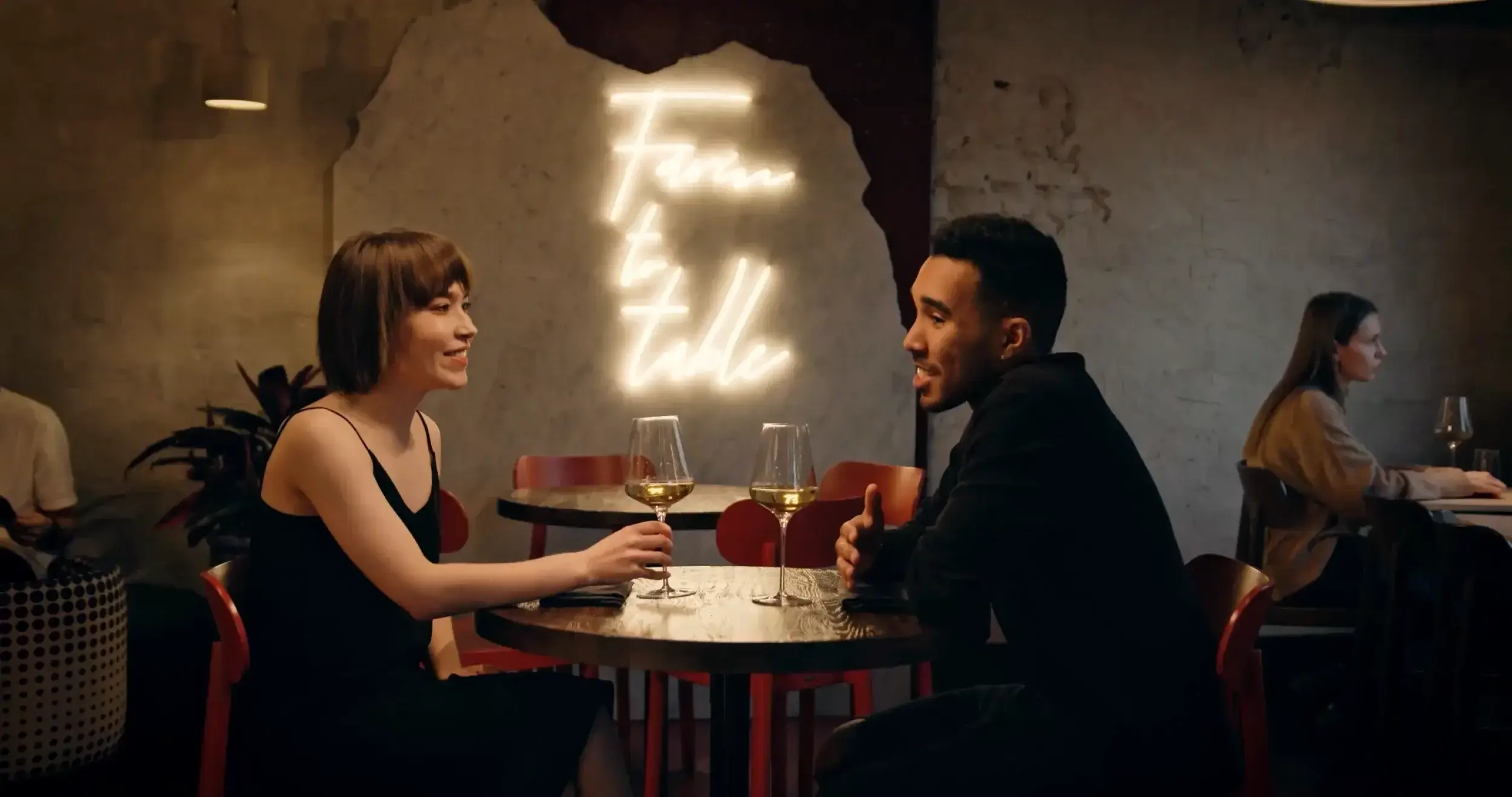 Mann und Frau sitzen an einem Restauranttisch